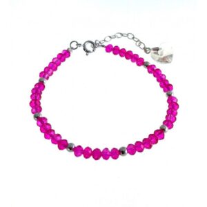 Pulsera piedra color corazón colgando